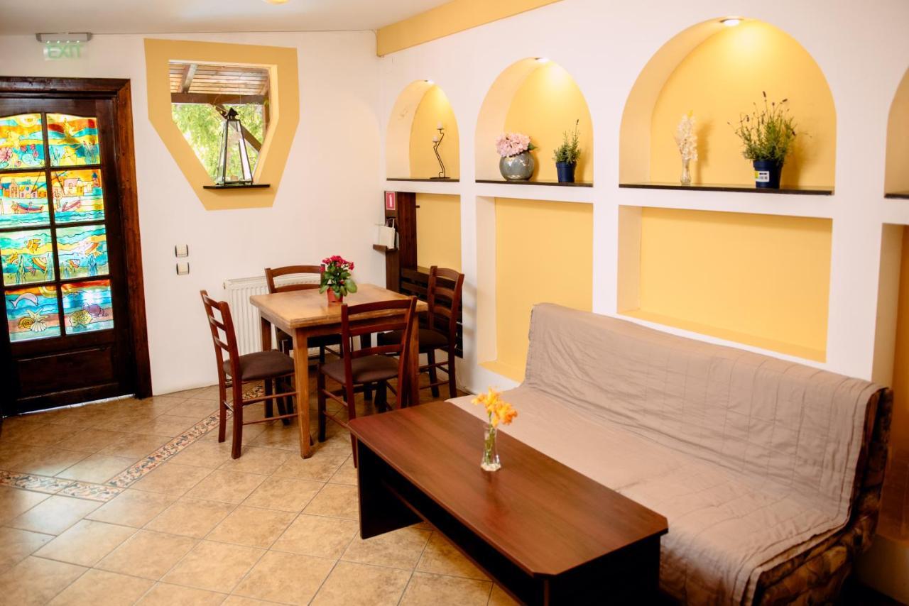 Casa Mica Guesthouse Bukarest Eksteriør billede