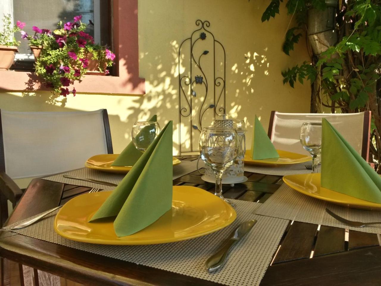 Casa Mica Guesthouse Bukarest Eksteriør billede