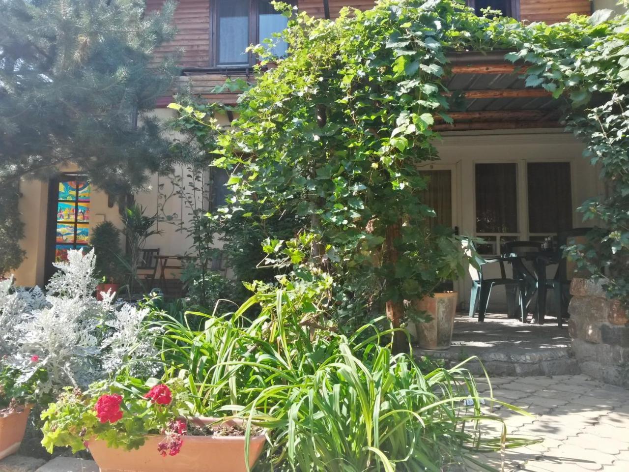 Casa Mica Guesthouse Bukarest Eksteriør billede