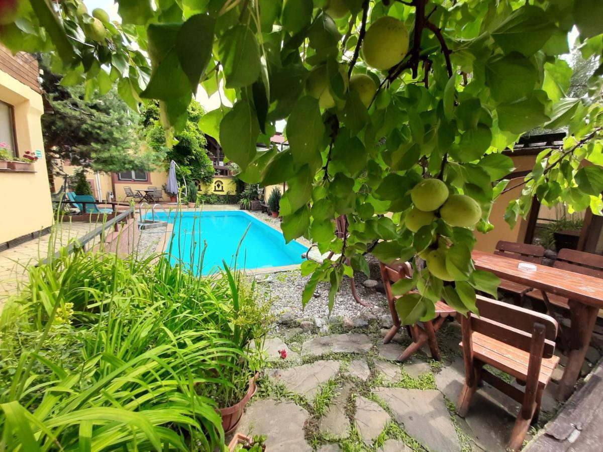 Casa Mica Guesthouse Bukarest Eksteriør billede